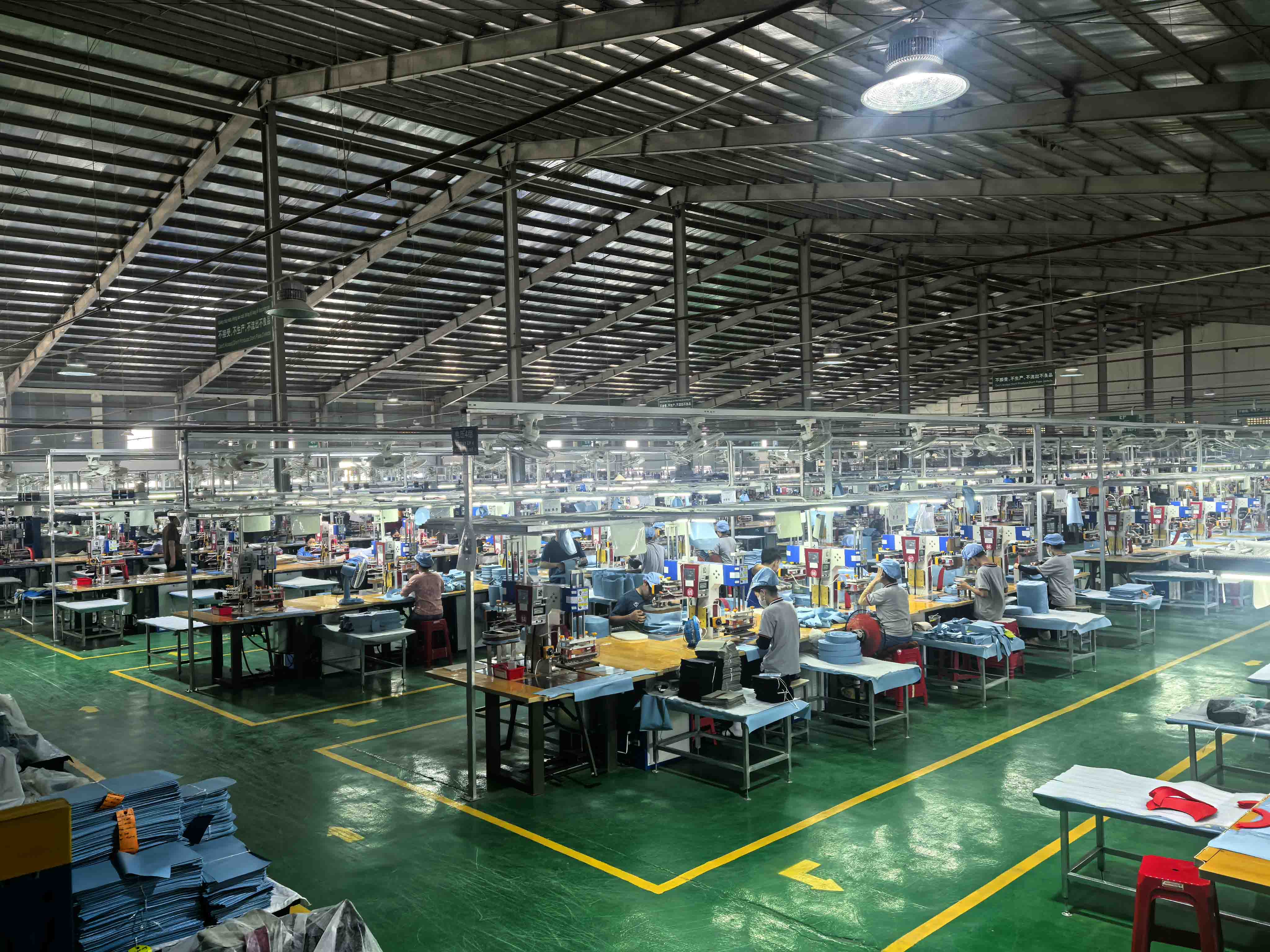 Vietnam Soft Cooler Factory: Sealock-en Ho Chi Minh Hiriko ekoizpen-lerroa Vietnam Soft Cooler Factory: Sealock-en Ho Chi Minh Hiriko ekoizpen-lerroa
